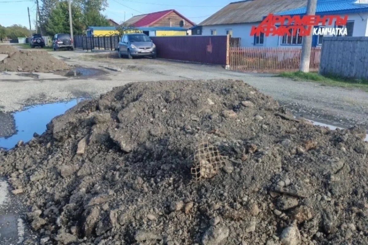   Жители Заозерного пожаловались на дороги, засыпанные землей и камнями