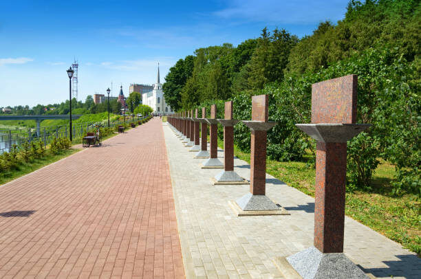 Город бережно хранит память о Великой Отечественной войне. Аллея Героев Советского Союза — одна из таких локаций. Фото из библиотеки iStock.