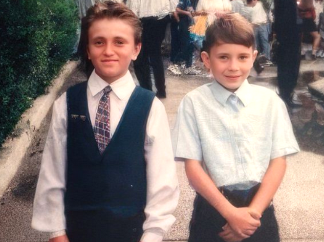 на фото Денис Дорохов (слева) в детстве
