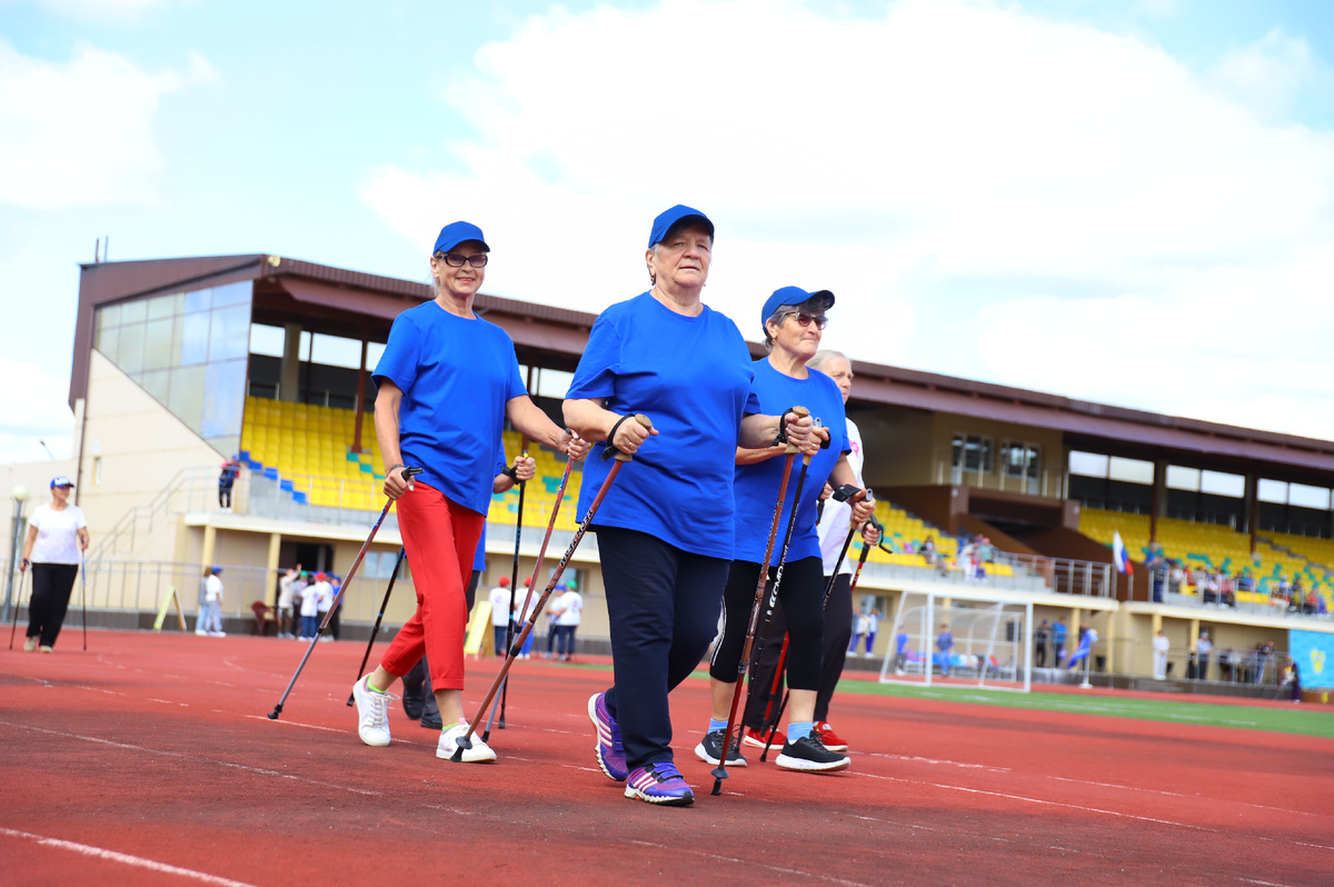 В окружном фестивале по скандинавской ходьбе участвовали более 30 пенсионеров