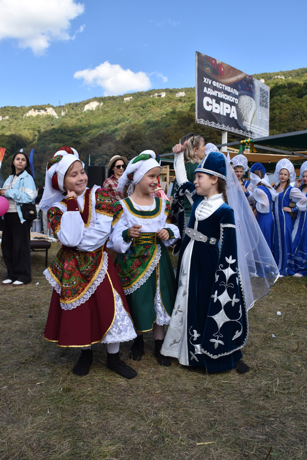 Юные участницы фестиваля. Фото автора.