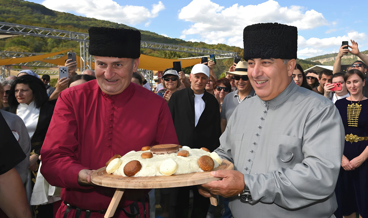 Гостей фестиваля встречали адыгейским сыром. Фото автора.