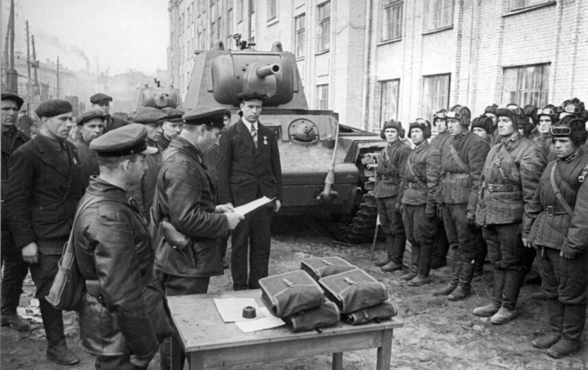    Ленинградский металлический завод. Передача армии танков КВ-1, 1942 г.Кудояров Б.П.