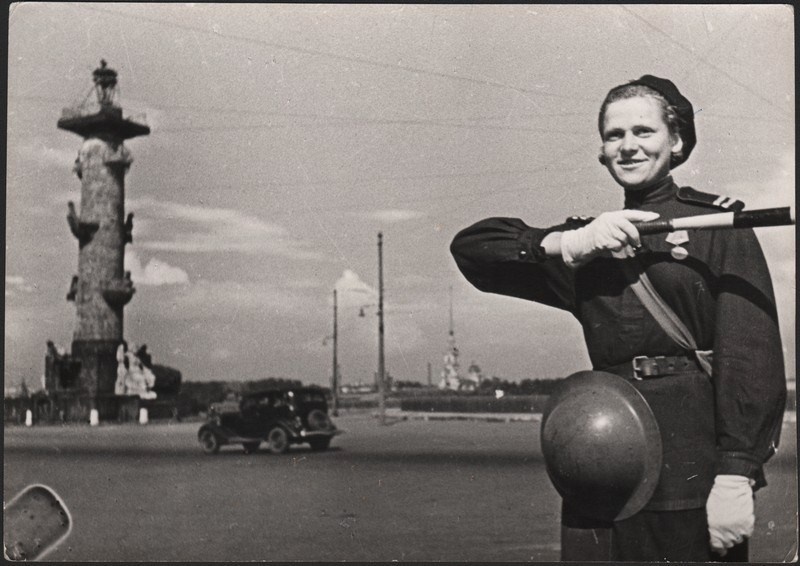    Девушка-милиционер на стрелке Васильевского острова, 1943 г.Кудояров Б.П.