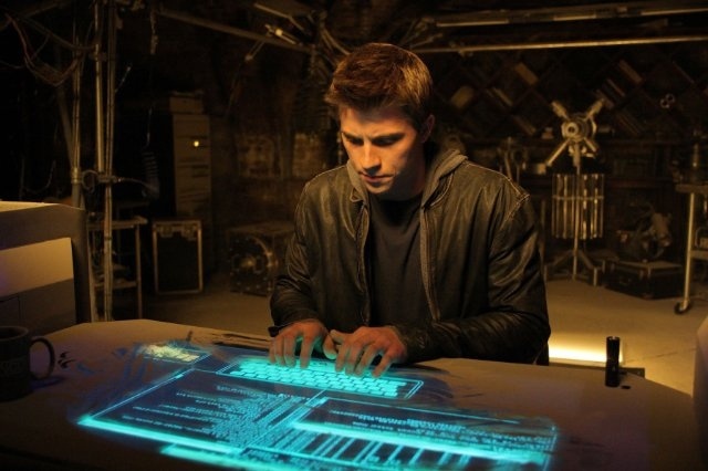 Сэм находит пульт отца, способный перенести человека в цифровой мир видеоигры 