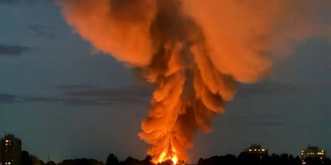 Взрыв и сильный пожар - в промзоне британского Суиндона