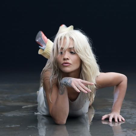     Рита Ора представила сингл и клип о любви к себе, снятый Тайкой Вайтити