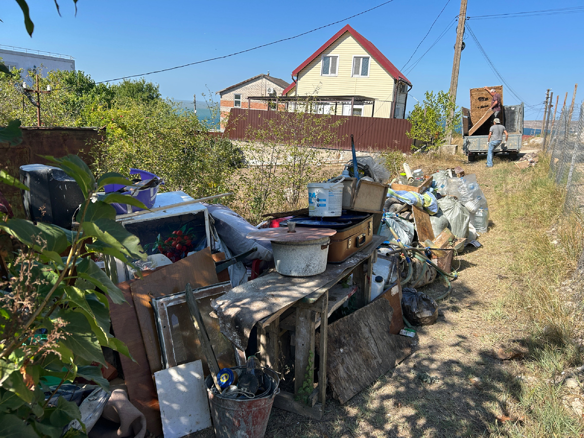 На фото запечатлен момент погрузки старого хлама, оставшегося от прежних хозяев моей дачи. На заднем плане виден столб в «стакане» и расстояние от стакана до забора соседа, куда еле-еле под уклоном поместился грузовичок…