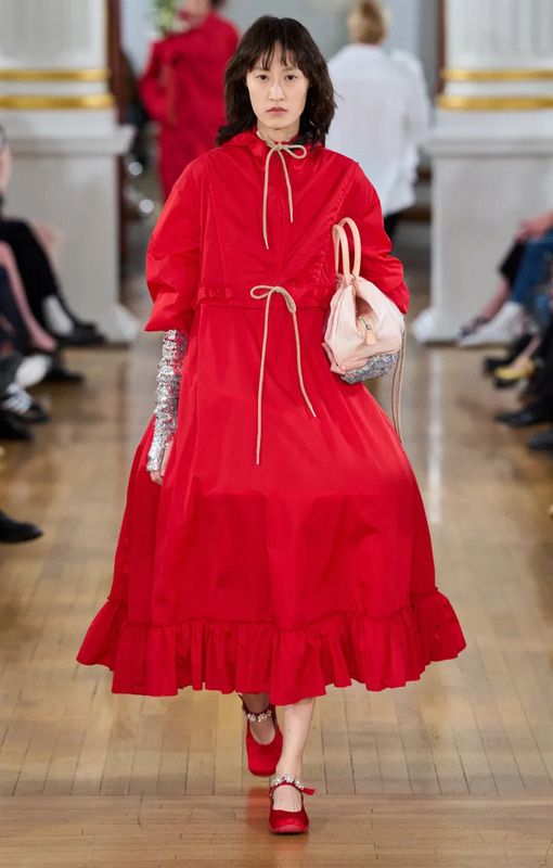 От прогрессивных силуэтов до неожиданных цветовых палитр, дизайнеры представили свежий взгляд на гардероб современной женщины