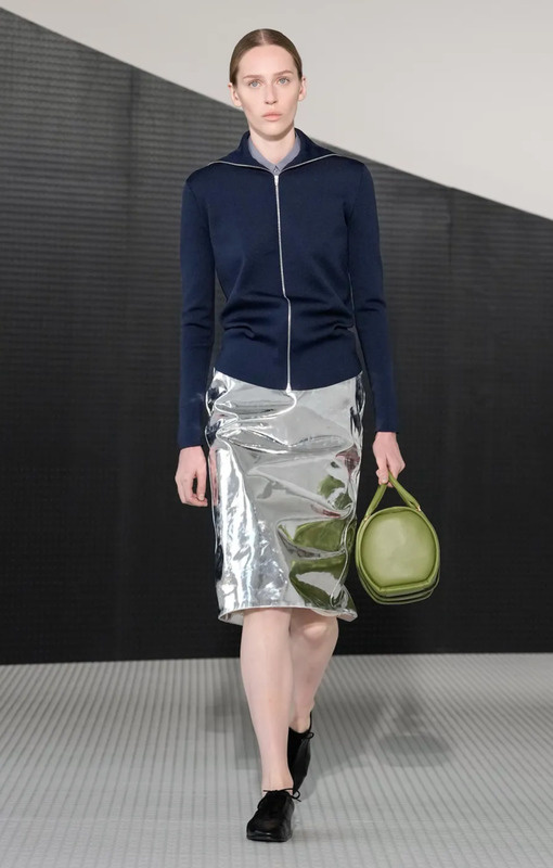 Лондонская неделя моды сезона весна-лето 2026/27 завершилась, оставив после себя яркое послевкусие инноваций, смелых решений и неожиданных поворотов