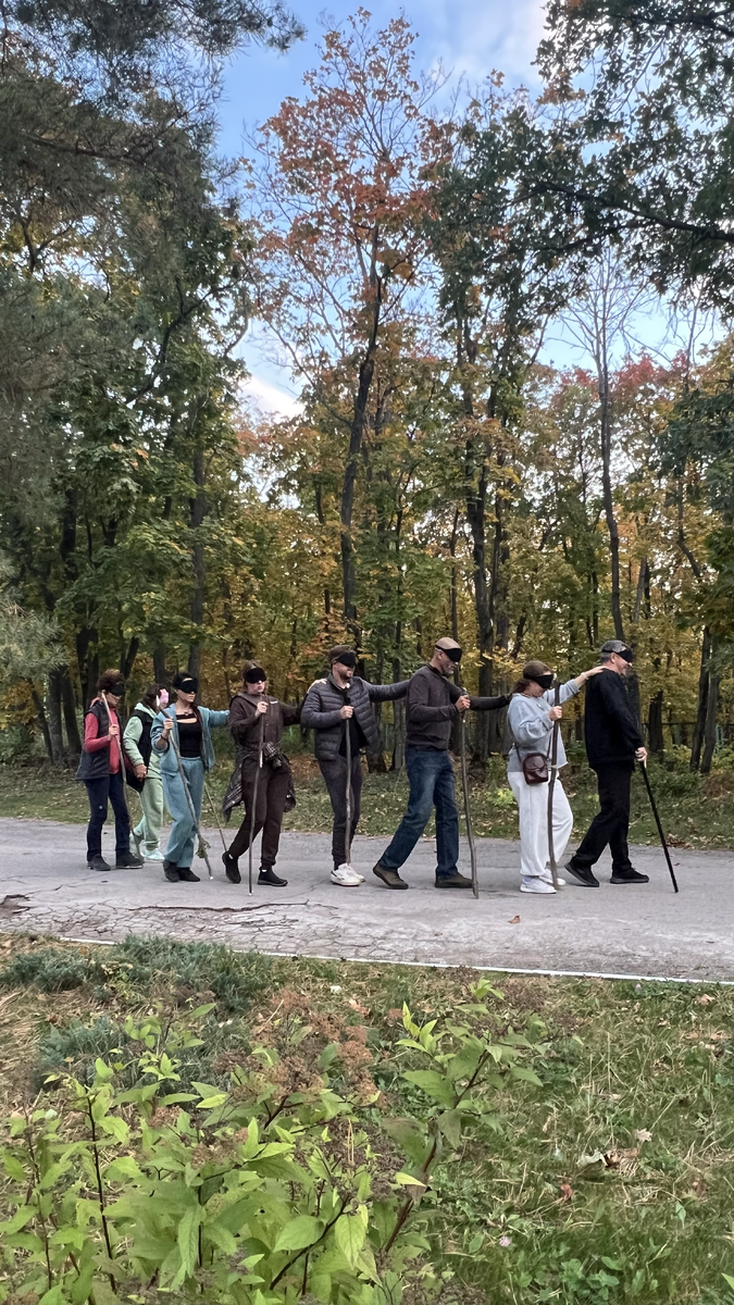 «Мне не нужна помощь, я справляюсь сам» – сказал однажды мне близкий человек, который страдал от зависимости и у кого были уже сильные проблемы со здоровьем. 

Я не понимала. 
«Как сам? Ты столько лет уже сам, у тебя это плохо получается…
Почему не обратиться за помощью, если ты не справляешься?»

Я годами искала ответы на этот вопрос внутри себя: тренинги, семинары, обучения. Я даже стала психологом и стала работать с зависимыми, чтобы найти ответы на эти вопросы.

Затем через других я увидела себя:
Я – одиночка. 
Если мне непонятно – я не задаю вопросы другим, я спрашиваю саму себя и ищу ответы внутри.
Если мне понравился инструмент, учение – я оттачивала его наедине с собой.

И потом я увидела для чего я так делаю.
Я просто боюсь, что слетит мой образ, на сдерживание которого затрачивается так много сил, в которых я на самом деле нуждаюсь.
Это страх публично «обосраться».

Поэтому и личная терапия для меня безопаснее. 
Поэтому и решать проблемы наедине с собой безопаснее.
Это очень долгий и нудный путь в одиночку.

«На виду и смерть красна» – жизненные испытания, сложности, личностные болезненные трансформации лучше переживать вместе, когда рядом близкие по духу люди и поддержка.

Это меня вдохновило пойти в опыт «слепых» и «темную» в особенной школе.
Я увидела сильную сплоченную команду, невероятную поддержку друг друга. 

Один потухает – другой его зажигает. Один притормозил – другой дал пинка. Один сказал – другой дополнил.
Долго ли ты сможешь сам себя зажигать и сам себя пинать?

Счастье – быть частью общего. А не ради ли счастья мы продолжаем бесконечный процесс познания себя? 
Я больше не хочу идти в одиночку. А ты?