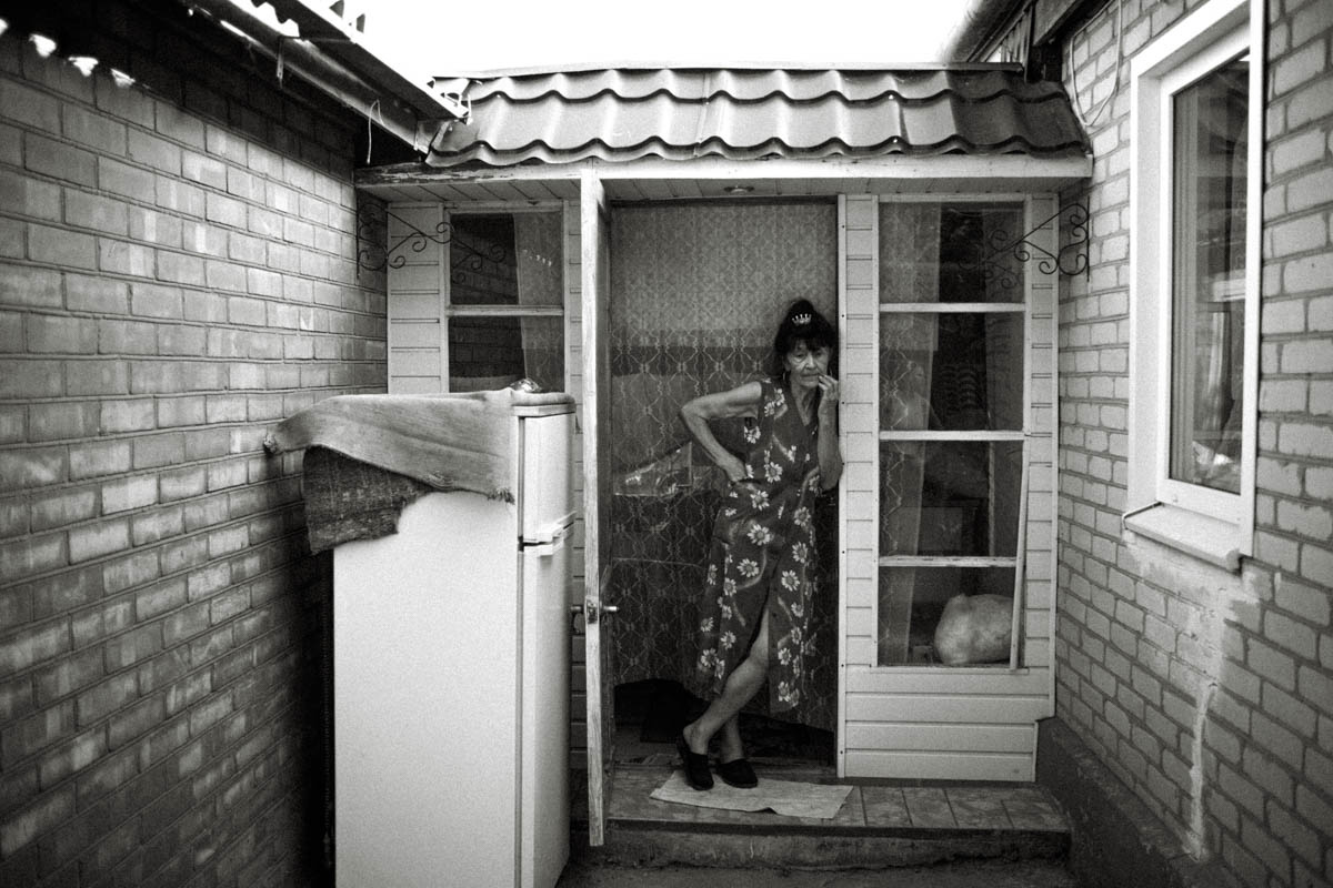 Галина на крыльце своего дома
Фото: Виген Аветисян для ТД