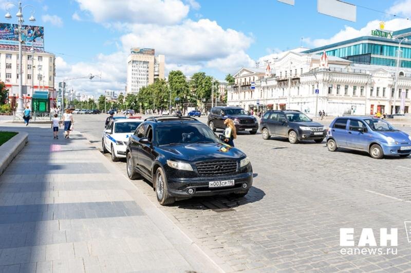    Инспектор остановила автомобиль