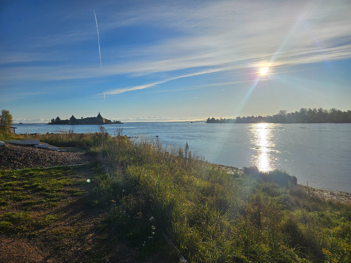 Почти дикий утренний берег.