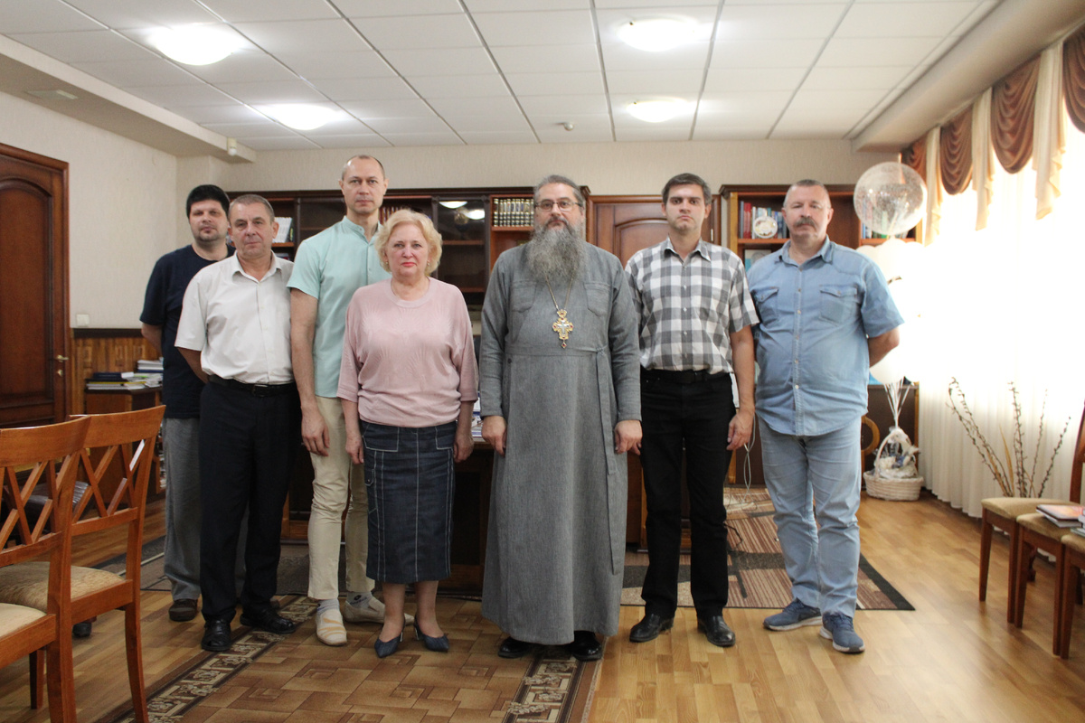 Светлана Беспалова и отец Дмитрий Трибушный с учеными ДонГУ после обсуждения открытия Центра духовной культуры в ДонГУ