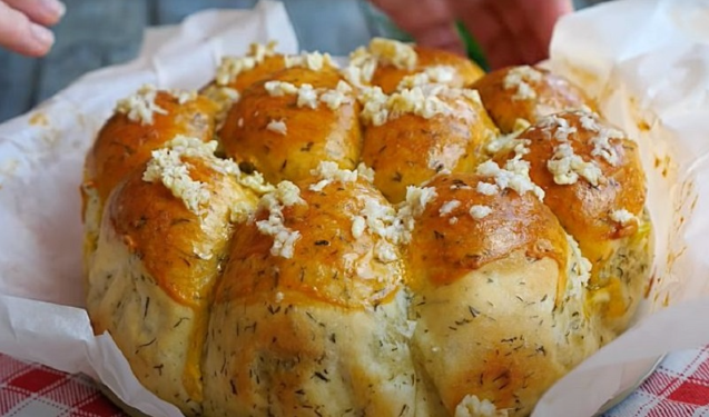 Пышные пампушки с чесноком и зеленью: домашний хит, который исчезает со стола за минуты