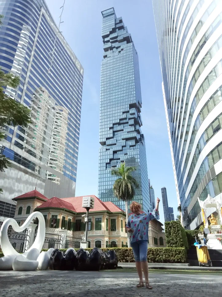 Я под зданием