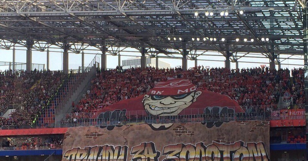 Золотой диван на стадионе