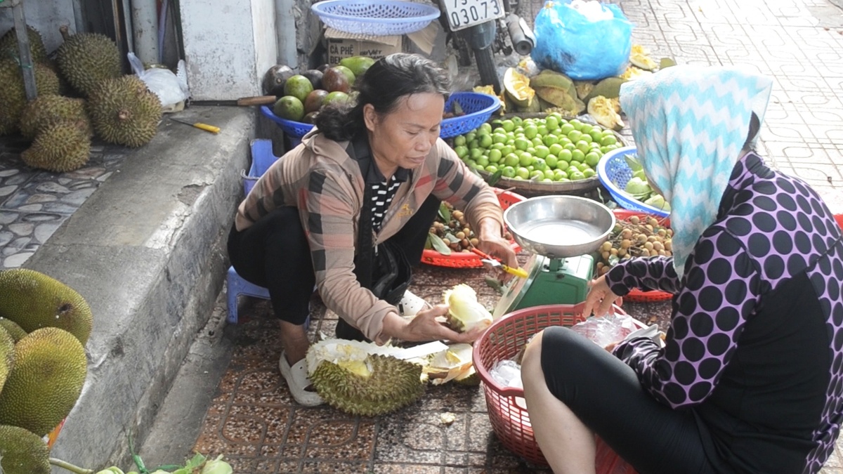 Вьетнамка продаёт дуриан на улице Нячанга