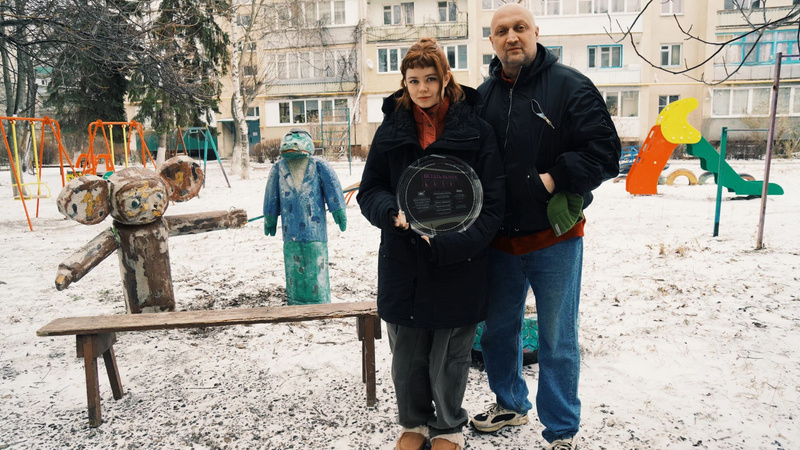    Гоша Куценко и Мила Ершова на съемках сериала «Встать на ноги». Фото «Кинопоиск»