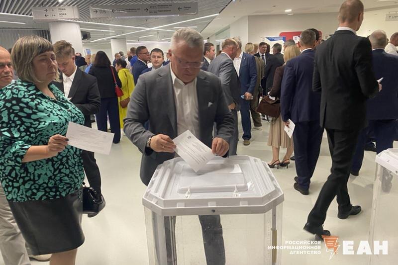    ЕАН / Сергей Никонов во время голосования о выдвижении Дениса Паслера в губернаторы