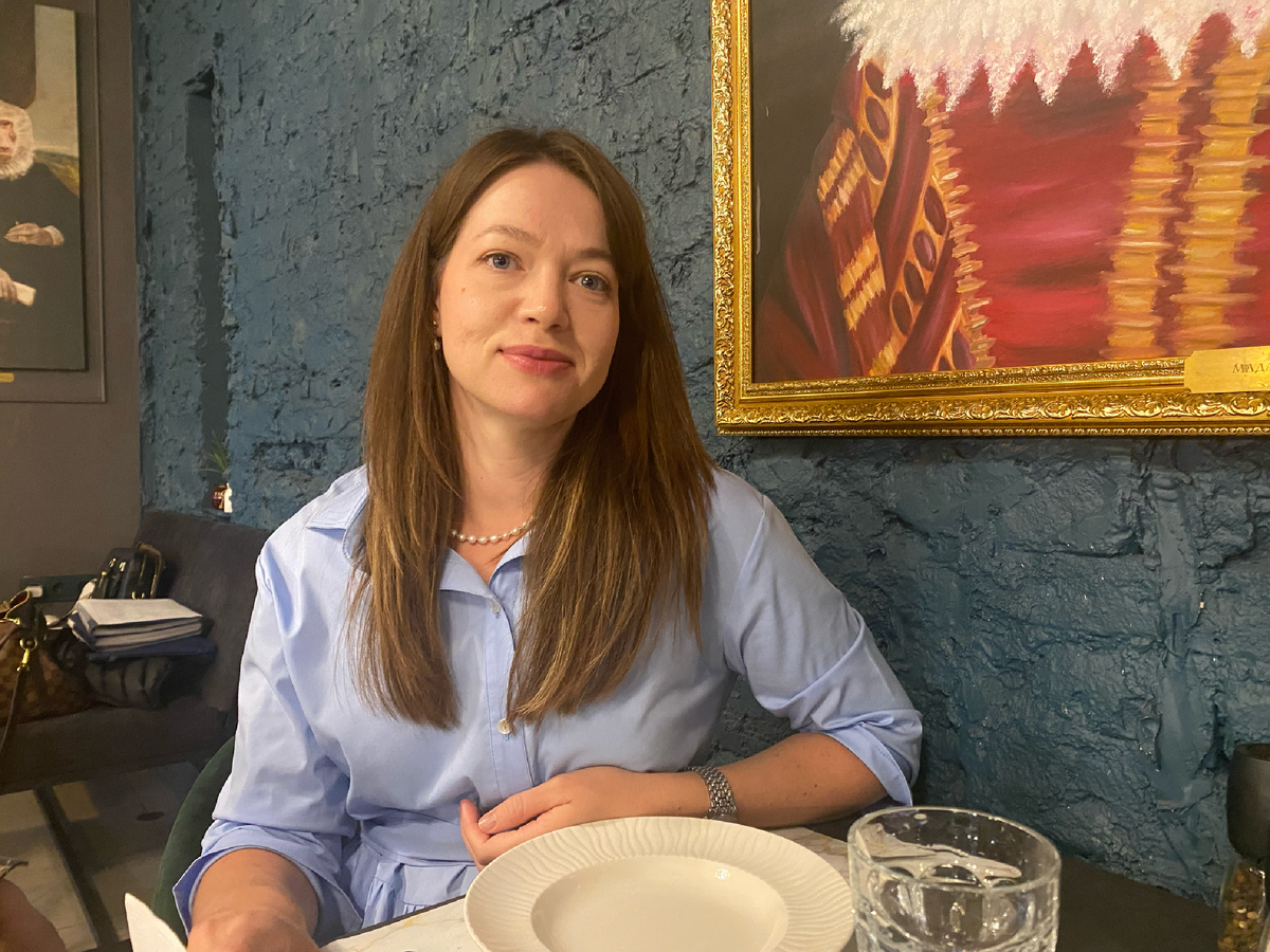 В кафе среди рабочего дня? Почему бы это... Ах да, суббота же :)