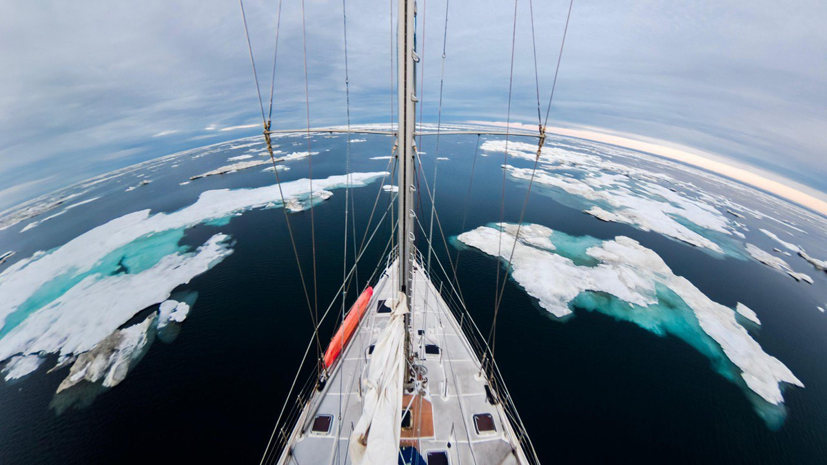Во льдах. Фото предоставлено Сергеем Щербаковым