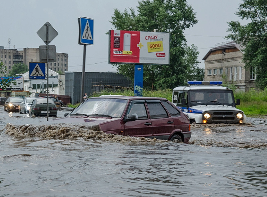 В Архангельске из-за дождя автомобили ушли под воду - Источник: Российская газета