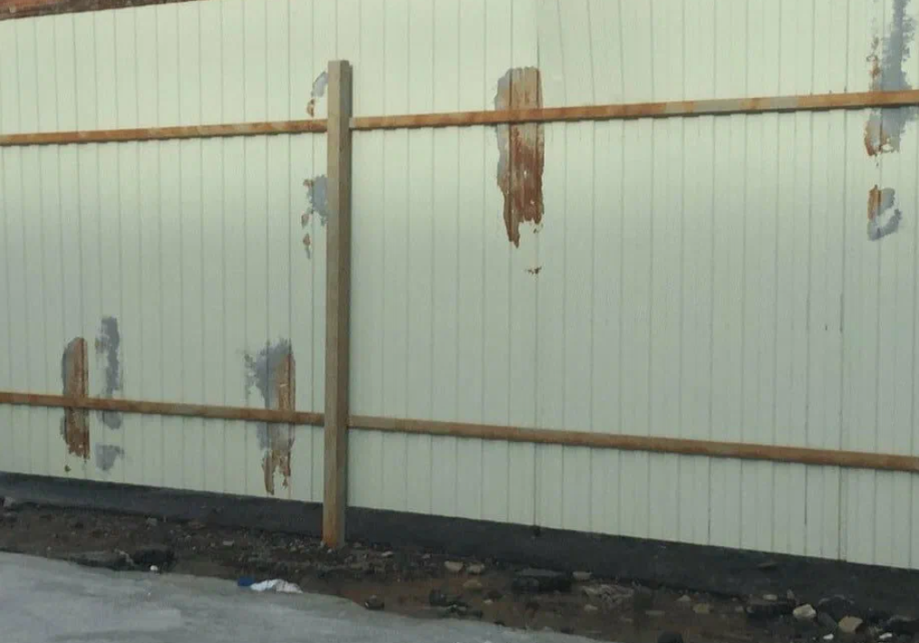 Заржавел забор из профлиста
