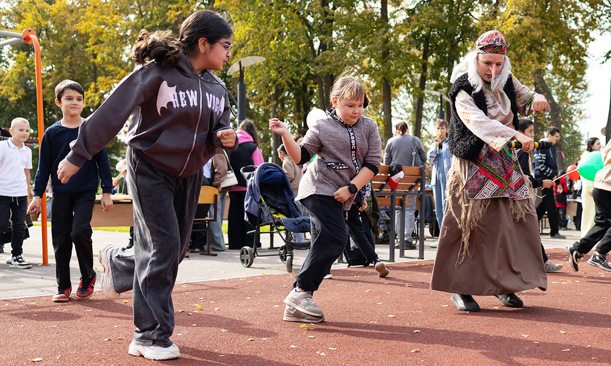 На инклюзивной площадке возможно все: даже танцы в Бабой Ягой / Фото Екатерины Тарасюк