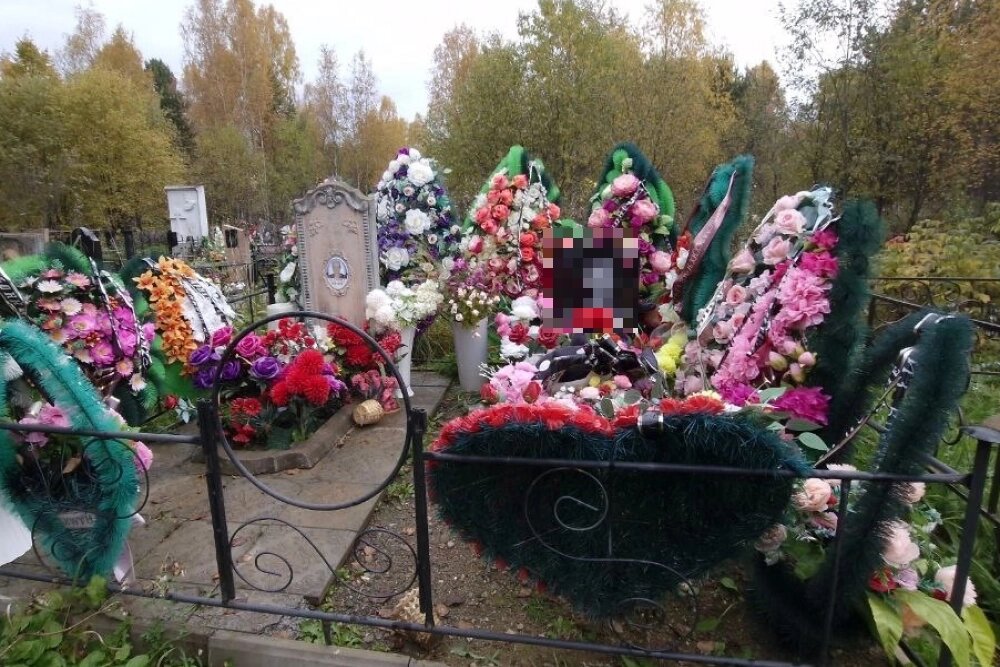    Девушку-спортсменку похоронили рядом с родственницей. Фото: irk.aif.ru/ Анастасия Козырева