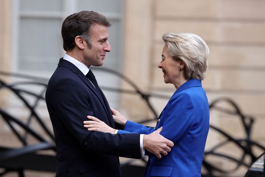    Президент Франции Эммануэль Макрон и председатель Европейской комиссии Урсула фон дер Ляйен / Источник: © CHRISTOPHE PETIT TESSON/EPA/ТАСС