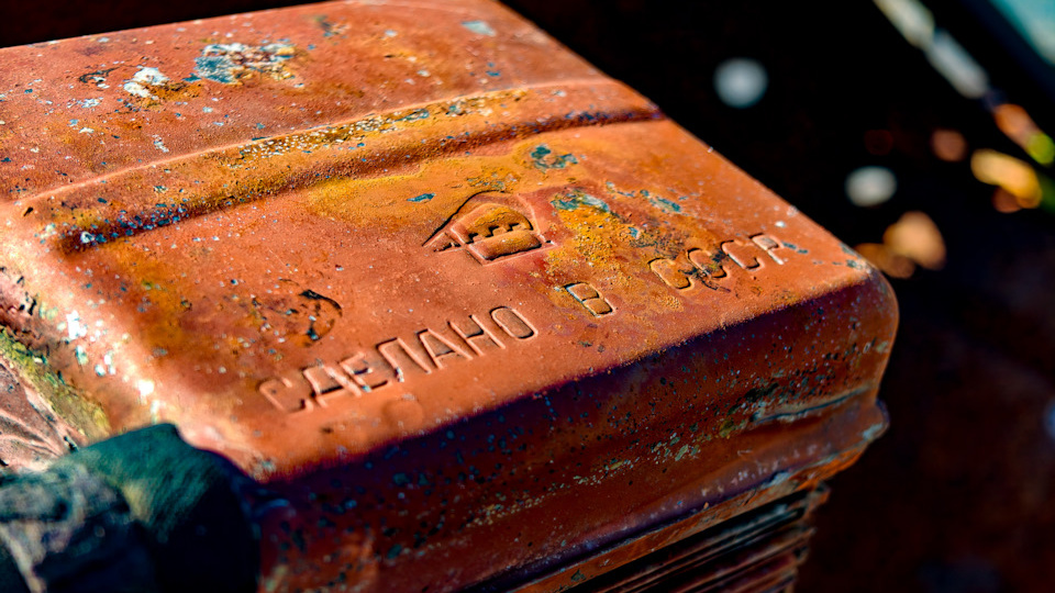 Снаряды, взрыватели, ГАЗ-63, тракторы и другое ржавое железо СССР на необитаемом острове на Курилах. Ищем РИТЭГ в заброшенном маяке