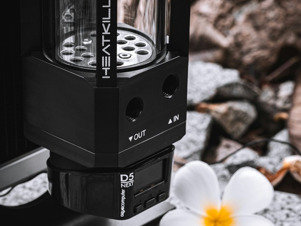 Источник фото: https://unsplash.com/photos/a-coffee-maker-sitting-on-top-of-a-counter-next-to-a-flower--5nQRhNU-0I