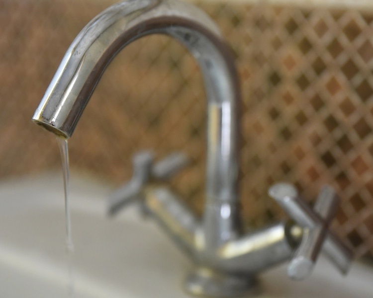     В Курске из-за аварии на 33 улицах отключили холодную воду