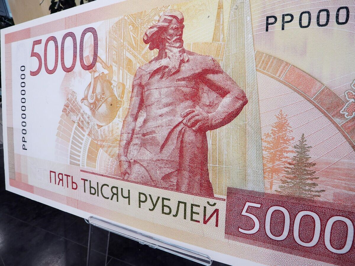    Макет обновленной банкноты номиналом 5000 рублей с изображением памятника "Сказ об Урале"© РИА Новости / Виталий Белоусов