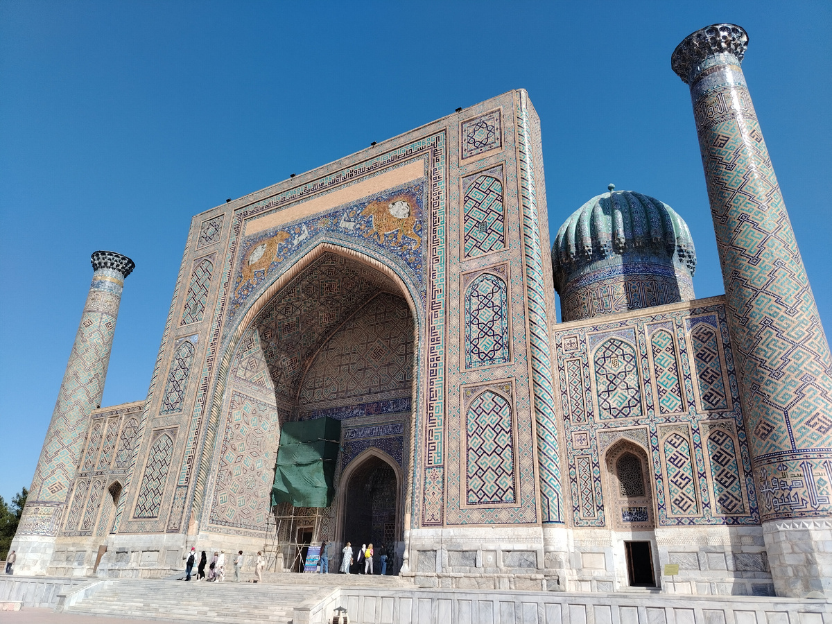 Площадь Регистан и медресе Тилля-Кари в Самарканде. Фото автора