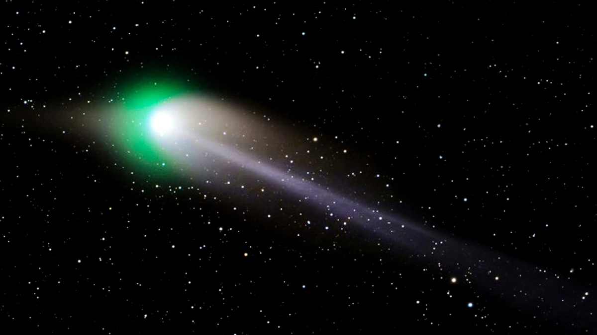     Фото: Domenichini Giuliano/Shutterstock/FOTODOM Молекулы диуглерода обладают удивительным свойством: когда на них обрушивается ультрафиолетовое излучение Солнца, они начинают светиться характерным зеленым светом