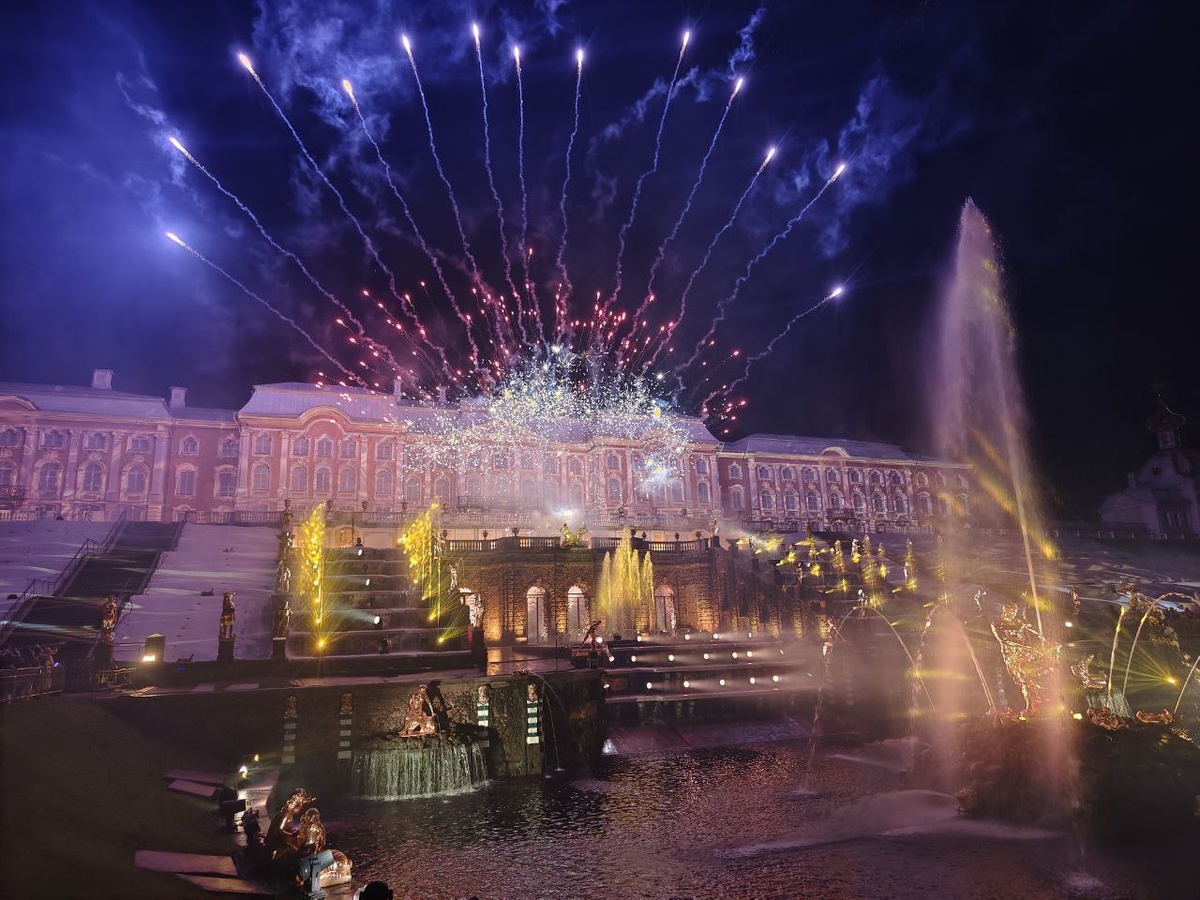 снял вечернее шоу в Петергофе 