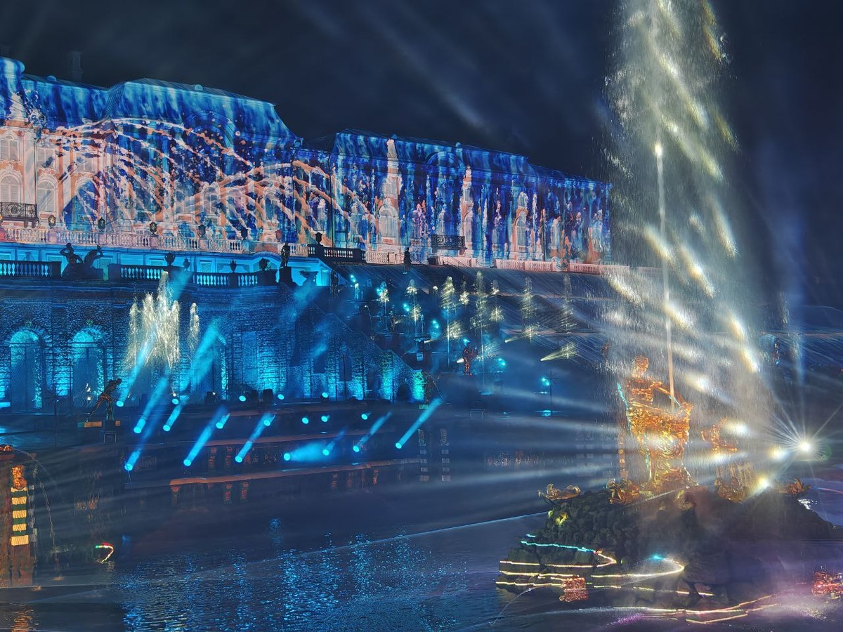 снял вечернее шоу в Петергофе 