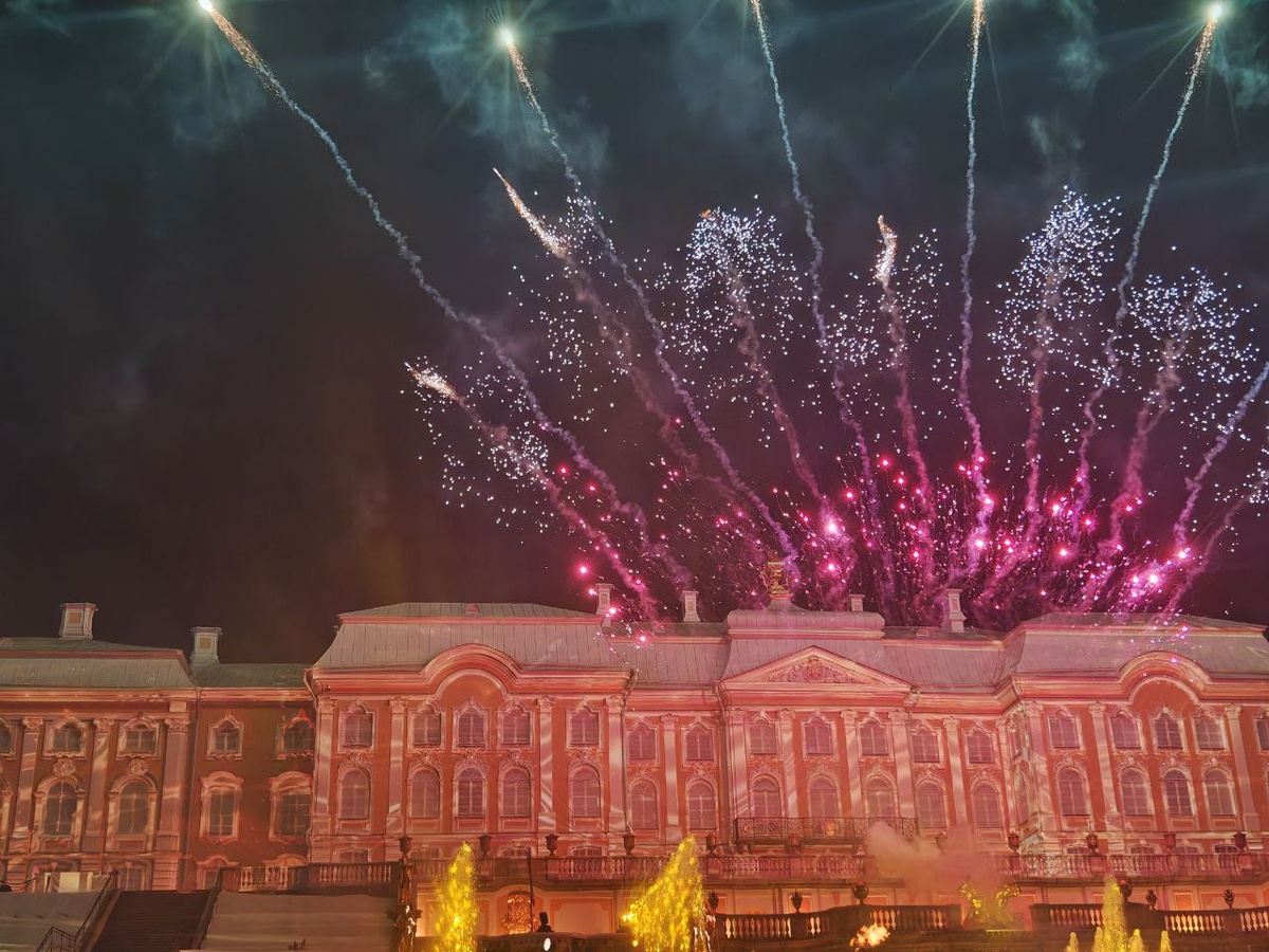 снял вечернее шоу в Петергофе 
