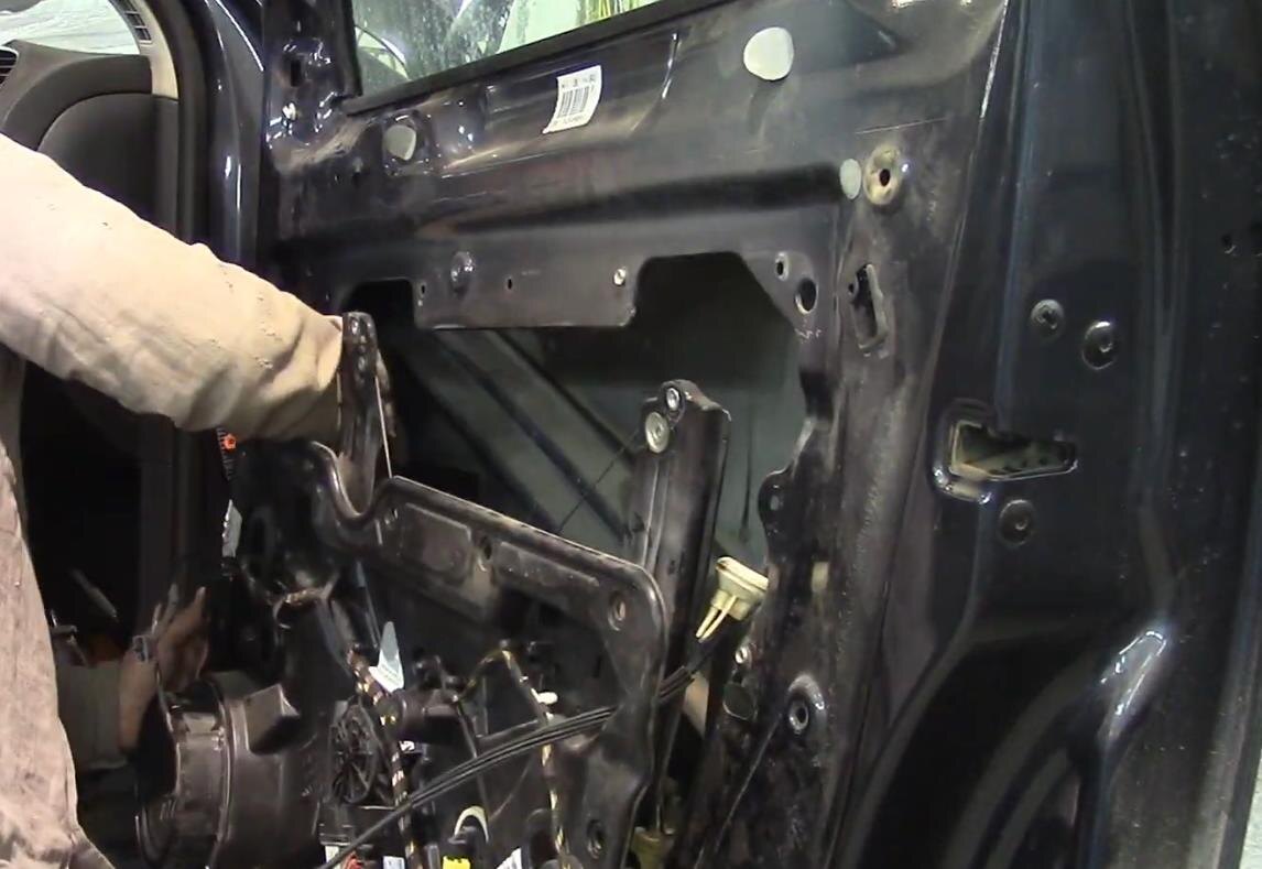 Разбираю дверь.