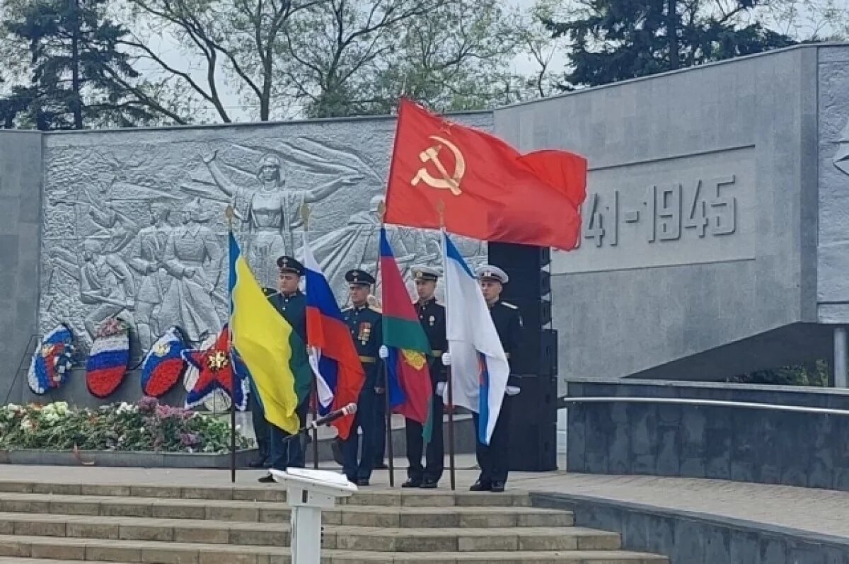    На площади Революции находится главный мемориал комплекса.