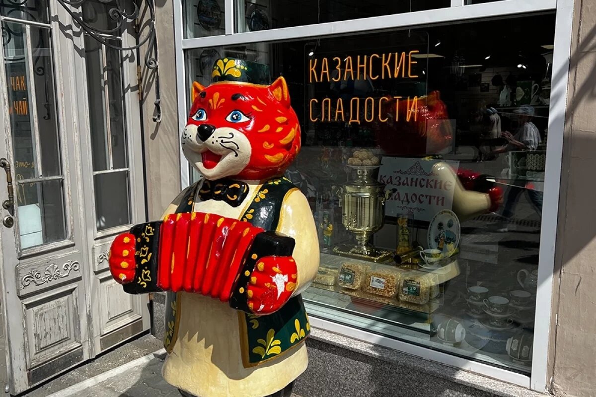    Фигура кота у магазина сувениров в Казани.
