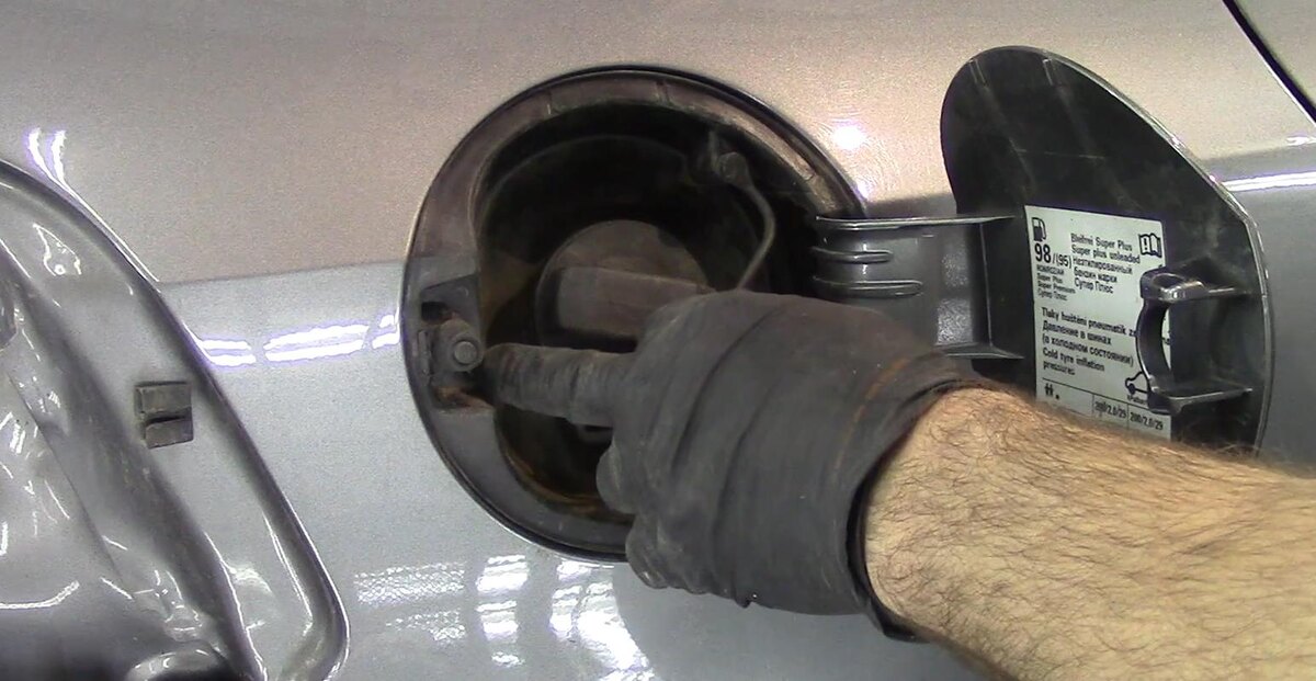 Выкрутите саморез.