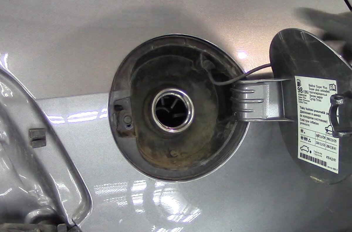 Открутите крышку.