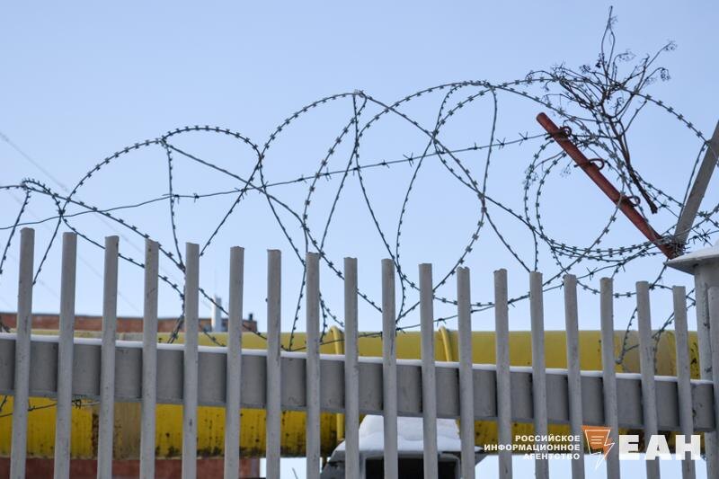    ЕАН / Колючая проволока на заборе