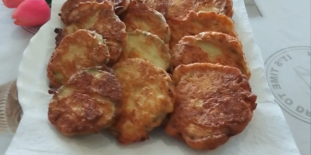 Жареные кабачки в сырном кляре. Очень нежные и хрустящие.