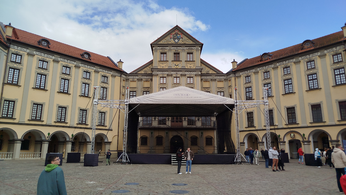 Хотелось бы лицезреть замок полностью, но увы...