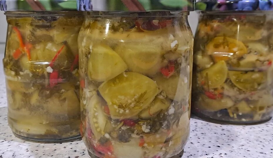 Зеленые помидоры с чесноком и зеленью на зиму